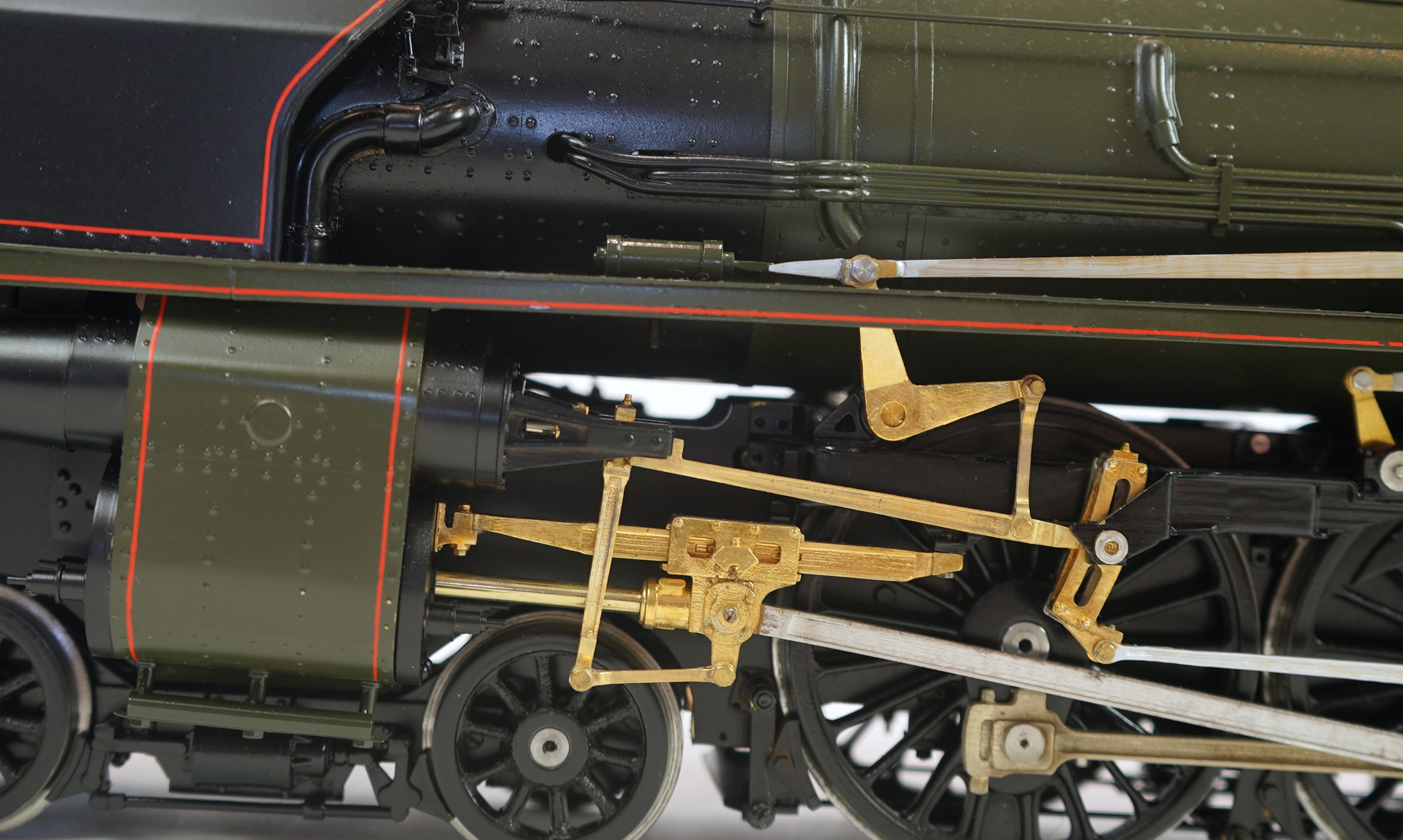 A Gauge One exhibition quality scratch built model of Andre Chapelon’s iconic SNCF 242.A.1, 2-4-2 tender locomotive, built by the Finescale Locomotive Company (under Neil Rose) from a commission.